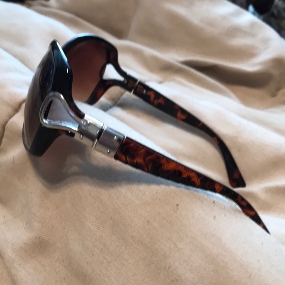 $12 ea-4/$20 Stylish Brown/Silver Tortoise Sunglasses - Picture 2 of 5